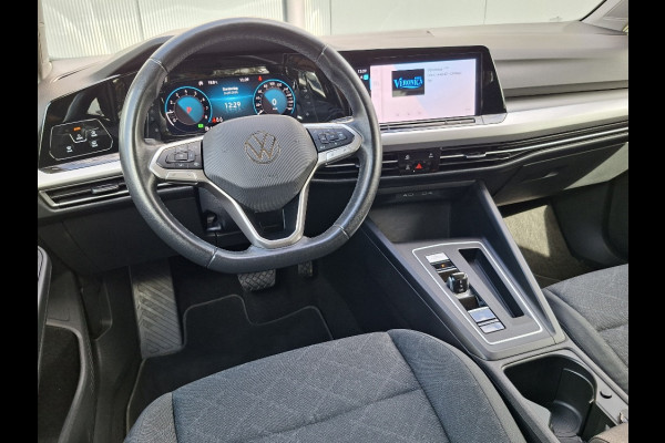 Volkswagen Golf Variant 1.0 Life AUTOMAAT * Parkeerhulp * Climate control * Carplay