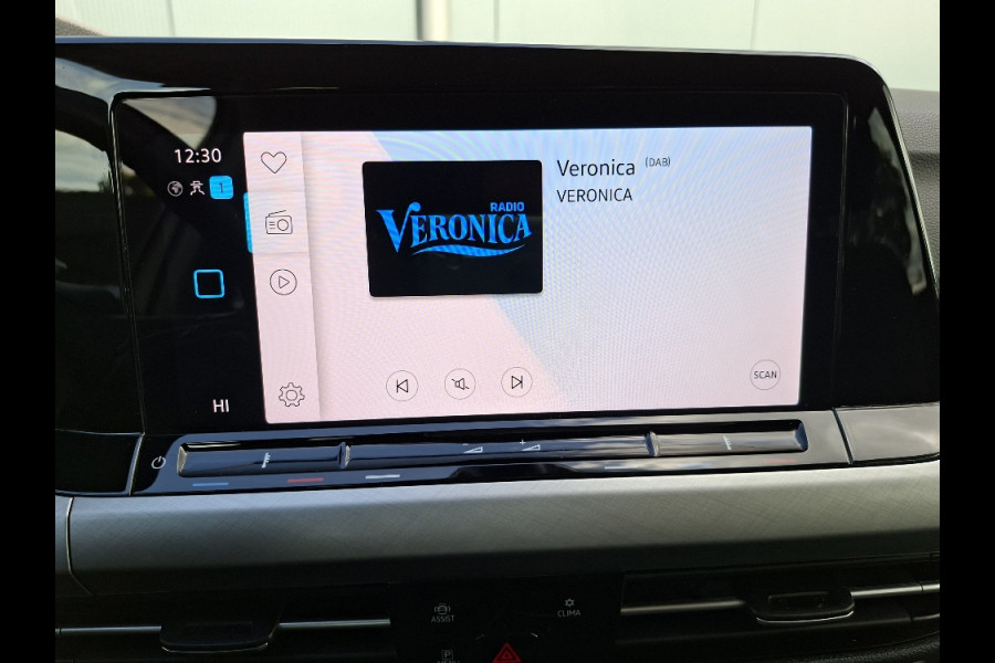 Volkswagen Golf Variant 1.0 Life AUTOMAAT * Parkeerhulp * Climate control * Carplay