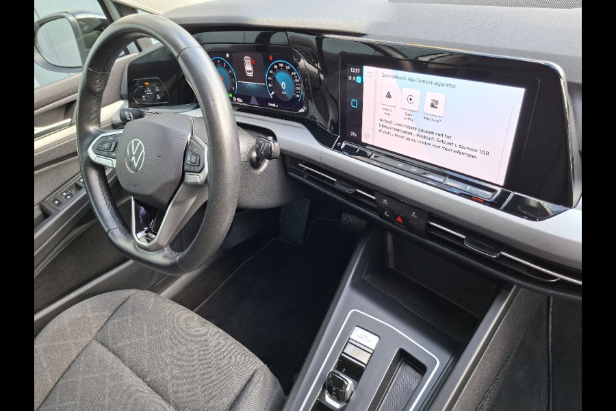Volkswagen Golf Variant 1.0 Life AUTOMAAT * Parkeerhulp * Climate control * Carplay
