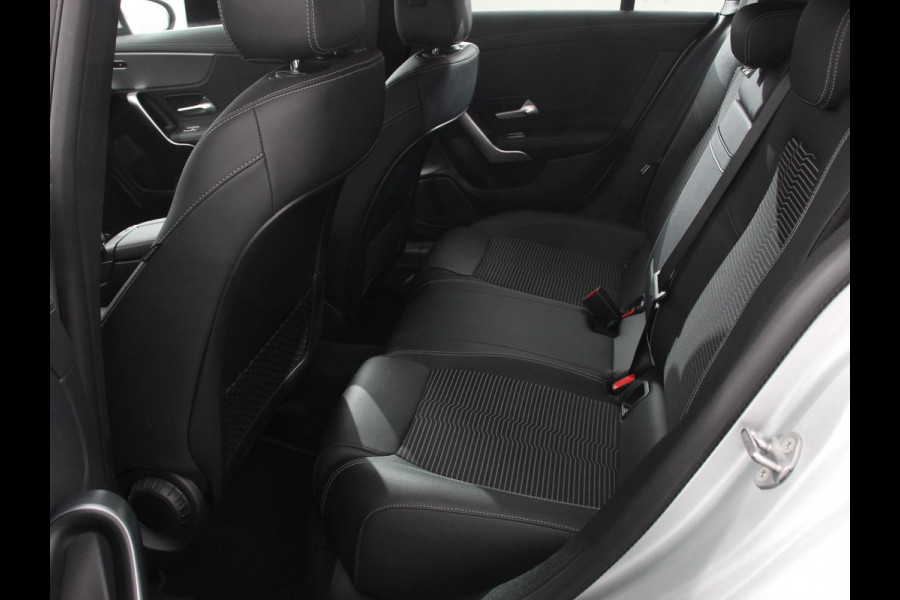 Mercedes-Benz CLA-Klasse Shooting Brake 200 Progressive Premium Climate control Parkeersensoren Achteruitrij camera verwarmde voorstoelen Navigatie Cruise control Lane assist LED