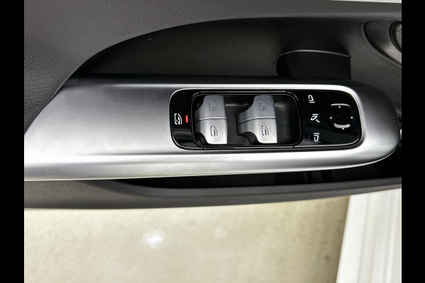 Mercedes-Benz C-Klasse 300 e Business Solution AMG AMG Line | Night Pakket | Panorama Schuif-Kanteldak | Parkeerpakket met 360°-camera | Alarm | Sfeerverlichting. Inclusief 24 maanden MB Certified garantie voor Europa.