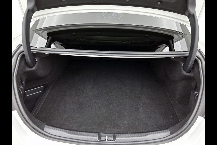 Mercedes-Benz C-Klasse 300 e Business Solution AMG AMG Line | Night Pakket | Panorama Schuif-Kanteldak | Parkeerpakket met 360°-camera | Alarm | Sfeerverlichting. Inclusief 24 maanden MB Certified garantie voor Europa.