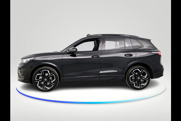 Volkswagen Tiguan 1.5 eHybrid R-Line Edition 272 pk Automaat (DSG) | Verlengde garantie | Navigatie | Panorama dak | Trekhaak (wegklapbaar) | Achteruitrijcamera (park assist) | Rondomzicht camera | Black-Style pakket | R-Line |
