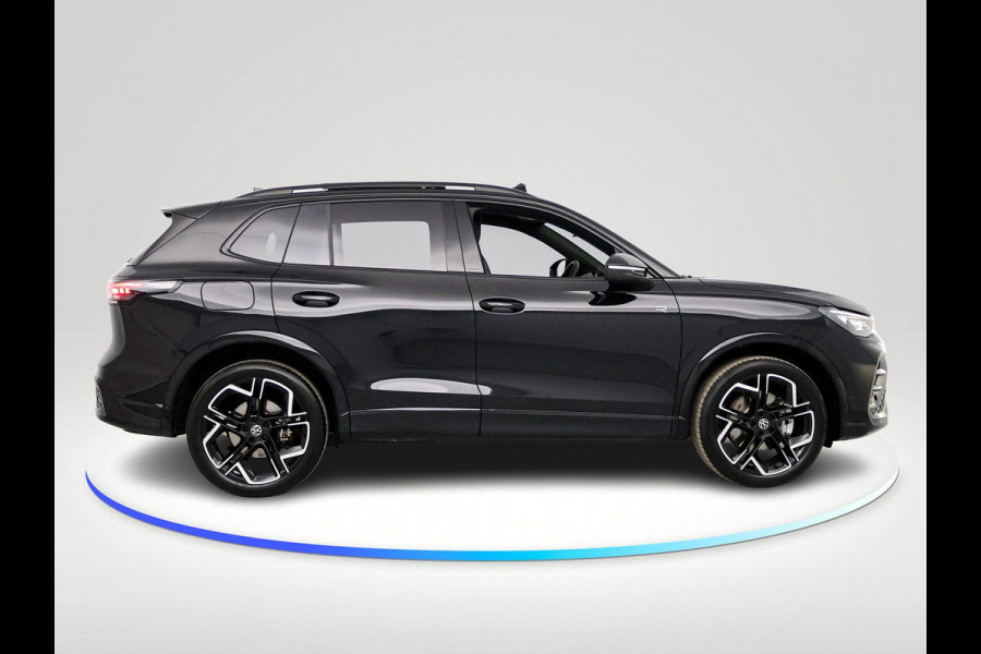 Volkswagen Tiguan 1.5 eHybrid R-Line Edition 272 pk Automaat (DSG) | Verlengde garantie | Navigatie | Panorama dak | Trekhaak (wegklapbaar) | Achteruitrijcamera (park assist) | Rondomzicht camera | Black-Style pakket | R-Line |