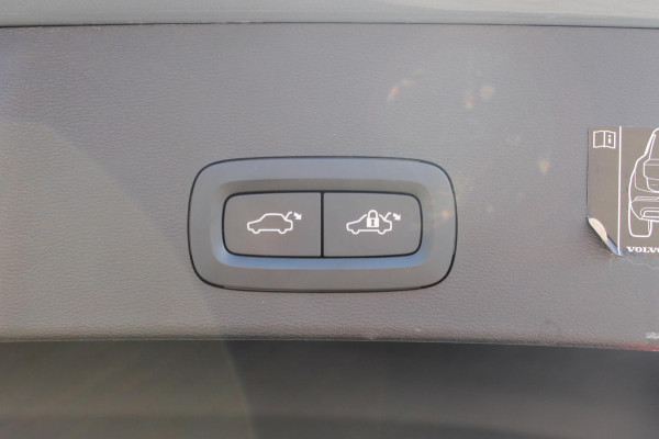 Volvo XC40 T4 211PK Automaat Plug-in hybrid Plus Bright Harman Kardon Audio / DAB+ / Apple Carplay / |Elektrisch bedienbare voorstoelen met geheugen op bestuurdersstoel / 18" lichtmetalen velgen