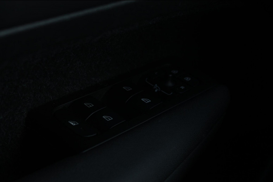 Volvo XC40 T4 211PK Automaat Plug-in hybrid Plus Bright Harman Kardon Audio / DAB+ / Apple Carplay / |Elektrisch bedienbare voorstoelen met geheugen op bestuurdersstoel / 18" lichtmetalen velgen