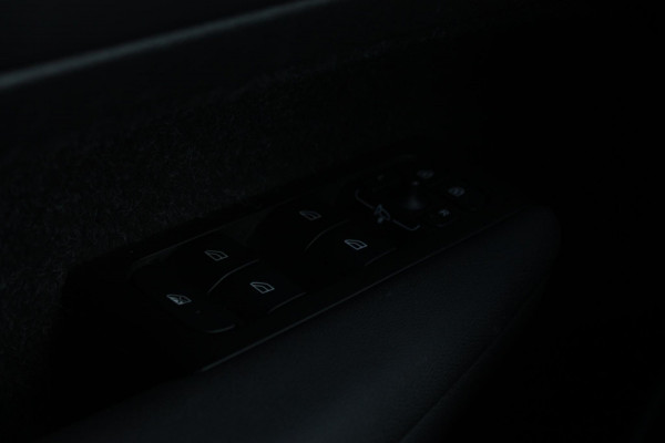 Volvo XC40 T4 211PK Automaat Plug-in hybrid Plus Bright Harman Kardon Audio / DAB+ / Apple Carplay / |Elektrisch bedienbare voorstoelen met geheugen op bestuurdersstoel / 18" lichtmetalen velgen