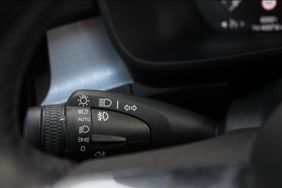 Volvo XC40 T4 211PK Automaat Plug-in hybrid Plus Bright Harman Kardon Audio / DAB+ / Apple Carplay / |Elektrisch bedienbare voorstoelen met geheugen op bestuurdersstoel / 18" lichtmetalen velgen