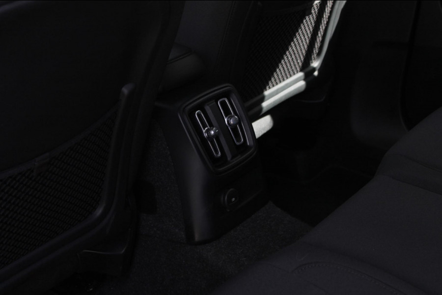 Volvo XC40 T4 211PK Automaat Plug-in hybrid Plus Bright Harman Kardon Audio / DAB+ / Apple Carplay / |Elektrisch bedienbare voorstoelen met geheugen op bestuurdersstoel / 18" lichtmetalen velgen
