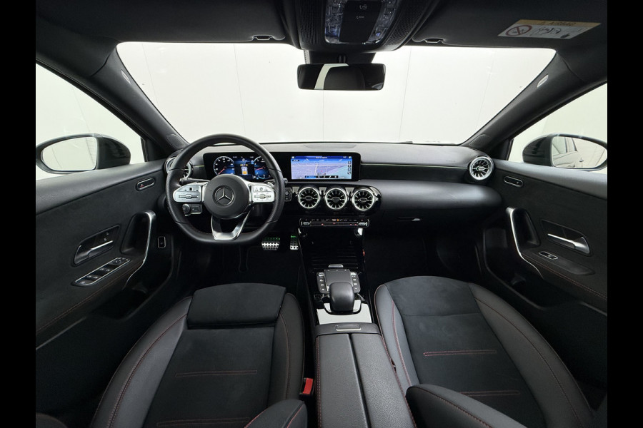 Mercedes-Benz A-Klasse 180 AUT-7 AMG Line Night Premium Stoelverwarming Camera Apple Carplay Android Auto Navi Ecc Keyless-go Pdc Cruise Control Regensensor Privacy Glas Led-High Performance Isofix Bluetooth DAB 1e Eigenaar Origineel Nederlandse Auto