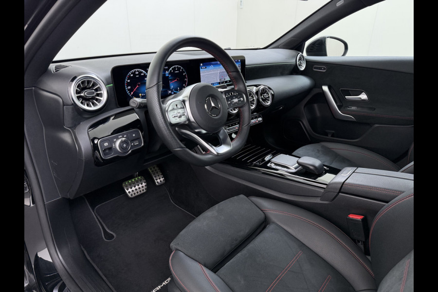 Mercedes-Benz A-Klasse 180 AUT-7 AMG Line Night Premium Stoelverwarming Camera Apple Carplay Android Auto Navi Ecc Keyless-go Pdc Cruise Control Regensensor Privacy Glas Led-High Performance Isofix Bluetooth DAB 1e Eigenaar Origineel Nederlandse Auto