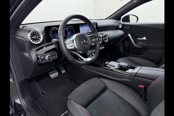 Mercedes-Benz A-Klasse 180 AUT-7 AMG Line Night Premium Stoelverwarming Camera Apple Carplay Android Auto Navi Ecc Keyless-go Pdc Cruise Control Regensensor Privacy Glas Led-High Performance Isofix Bluetooth DAB 1e Eigenaar Origineel Nederlandse Auto