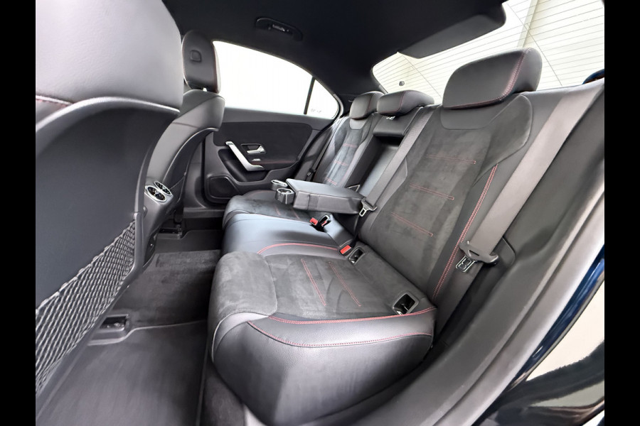 Mercedes-Benz A-Klasse 180 AUT-7 AMG Line Night Premium Stoelverwarming Camera Apple Carplay Android Auto Navi Ecc Keyless-go Pdc Cruise Control Regensensor Privacy Glas Led-High Performance Isofix Bluetooth DAB 1e Eigenaar Origineel Nederlandse Auto