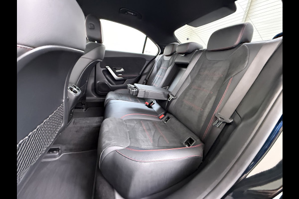 Mercedes-Benz A-Klasse 180 AUT-7 AMG Line Night Premium Stoelverwarming Camera Apple Carplay Android Auto Navi Ecc Keyless-go Pdc Cruise Control Regensensor Privacy Glas Led-High Performance Isofix Bluetooth DAB 1e Eigenaar Origineel Nederlandse Auto
