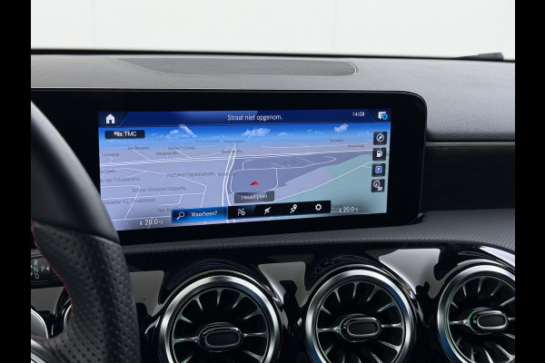 Mercedes-Benz A-Klasse 180 AUT-7 AMG Line Night Premium Stoelverwarming Camera Apple Carplay Android Auto Navi Ecc Keyless-go Pdc Cruise Control Regensensor Privacy Glas Led-High Performance Isofix Bluetooth DAB 1e Eigenaar Origineel Nederlandse Auto