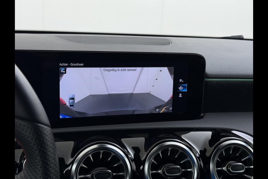 Mercedes-Benz A-Klasse 180 AUT-7 AMG Line Night Premium Stoelverwarming Camera Apple Carplay Android Auto Navi Ecc Keyless-go Pdc Cruise Control Regensensor Privacy Glas Led-High Performance Isofix Bluetooth DAB 1e Eigenaar Origineel Nederlandse Auto