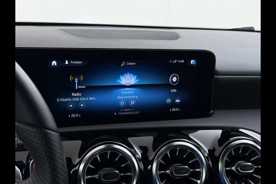 Mercedes-Benz A-Klasse 180 AUT-7 AMG Line Night Premium Stoelverwarming Camera Apple Carplay Android Auto Navi Ecc Keyless-go Pdc Cruise Control Regensensor Privacy Glas Led-High Performance Isofix Bluetooth DAB 1e Eigenaar Origineel Nederlandse Auto