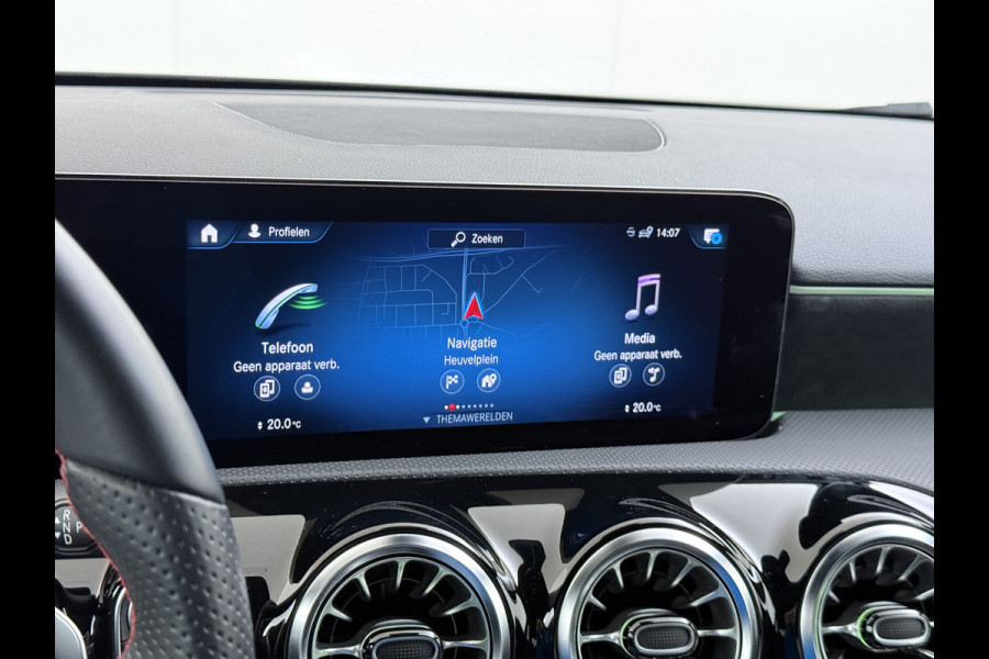 Mercedes-Benz A-Klasse 180 AUT-7 AMG Line Night Premium Stoelverwarming Camera Apple Carplay Android Auto Navi Ecc Keyless-go Pdc Cruise Control Regensensor Privacy Glas Led-High Performance Isofix Bluetooth DAB 1e Eigenaar Origineel Nederlandse Auto
