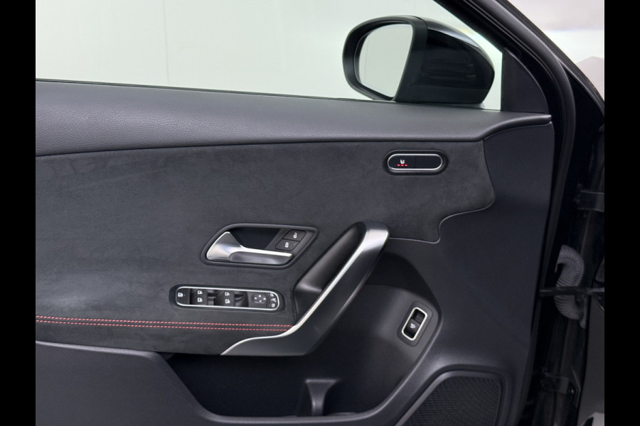 Mercedes-Benz A-Klasse 180 AUT-7 AMG Line Night Premium Stoelverwarming Camera Apple Carplay Android Auto Navi Ecc Keyless-go Pdc Cruise Control Regensensor Privacy Glas Led-High Performance Isofix Bluetooth DAB 1e Eigenaar Origineel Nederlandse Auto