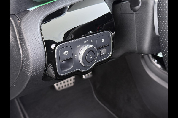 Mercedes-Benz A-Klasse 180 AUT-7 AMG Line Night Premium Stoelverwarming Camera Apple Carplay Android Auto Navi Ecc Keyless-go Pdc Cruise Control Regensensor Privacy Glas Led-High Performance Isofix Bluetooth DAB 1e Eigenaar Origineel Nederlandse Auto