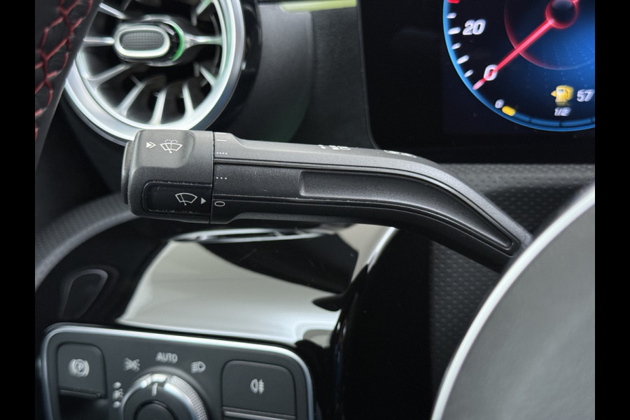 Mercedes-Benz A-Klasse 180 AUT-7 AMG Line Night Premium Stoelverwarming Camera Apple Carplay Android Auto Navi Ecc Keyless-go Pdc Cruise Control Regensensor Privacy Glas Led-High Performance Isofix Bluetooth DAB 1e Eigenaar Origineel Nederlandse Auto