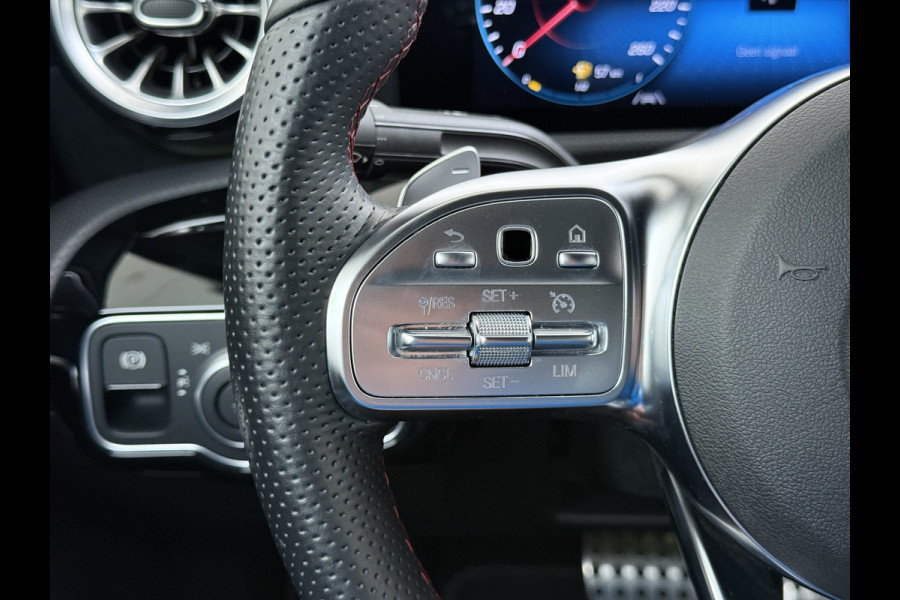 Mercedes-Benz A-Klasse 180 AUT-7 AMG Line Night Premium Stoelverwarming Camera Apple Carplay Android Auto Navi Ecc Keyless-go Pdc Cruise Control Regensensor Privacy Glas Led-High Performance Isofix Bluetooth DAB 1e Eigenaar Origineel Nederlandse Auto