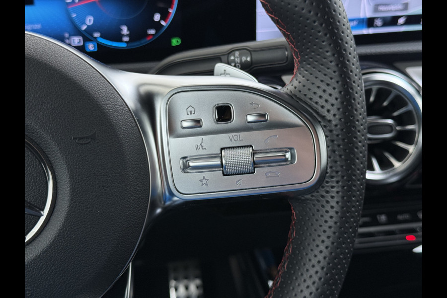 Mercedes-Benz A-Klasse 180 AUT-7 AMG Line Night Premium Stoelverwarming Camera Apple Carplay Android Auto Navi Ecc Keyless-go Pdc Cruise Control Regensensor Privacy Glas Led-High Performance Isofix Bluetooth DAB 1e Eigenaar Origineel Nederlandse Auto