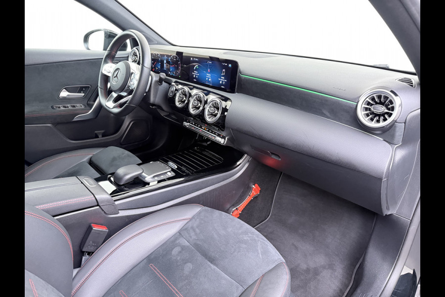 Mercedes-Benz A-Klasse 180 AUT-7 AMG Line Night Premium Stoelverwarming Camera Apple Carplay Android Auto Navi Ecc Keyless-go Pdc Cruise Control Regensensor Privacy Glas Led-High Performance Isofix Bluetooth DAB 1e Eigenaar Origineel Nederlandse Auto