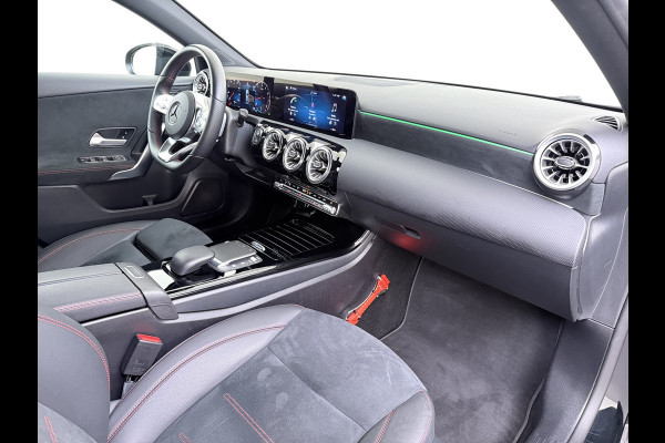 Mercedes-Benz A-Klasse 180 AUT-7 AMG Line Night Premium Stoelverwarming Camera Apple Carplay Android Auto Navi Ecc Keyless-go Pdc Cruise Control Regensensor Privacy Glas Led-High Performance Isofix Bluetooth DAB 1e Eigenaar Origineel Nederlandse Auto