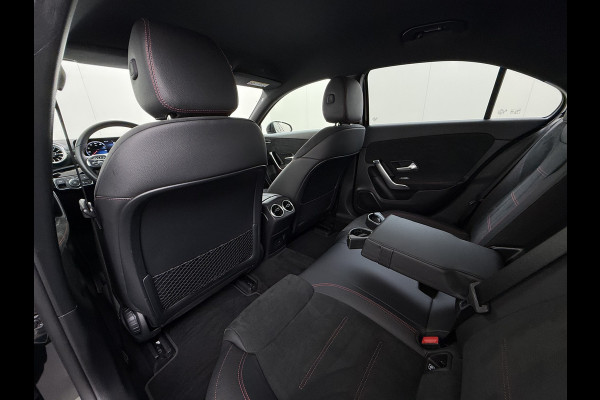 Mercedes-Benz A-Klasse 180 AUT-7 AMG Line Night Premium Stoelverwarming Camera Apple Carplay Android Auto Navi Ecc Keyless-go Pdc Cruise Control Regensensor Privacy Glas Led-High Performance Isofix Bluetooth DAB 1e Eigenaar Origineel Nederlandse Auto