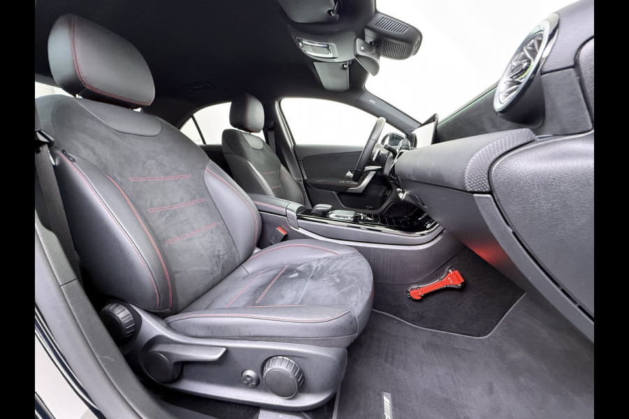 Mercedes-Benz A-Klasse 180 AUT-7 AMG Line Night Premium Stoelverwarming Camera Apple Carplay Android Auto Navi Ecc Keyless-go Pdc Cruise Control Regensensor Privacy Glas Led-High Performance Isofix Bluetooth DAB 1e Eigenaar Origineel Nederlandse Auto