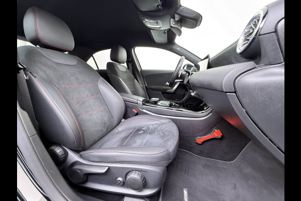 Mercedes-Benz A-Klasse 180 AUT-7 AMG Line Night Premium Stoelverwarming Camera Apple Carplay Android Auto Navi Ecc Keyless-go Pdc Cruise Control Regensensor Privacy Glas Led-High Performance Isofix Bluetooth DAB 1e Eigenaar Origineel Nederlandse Auto