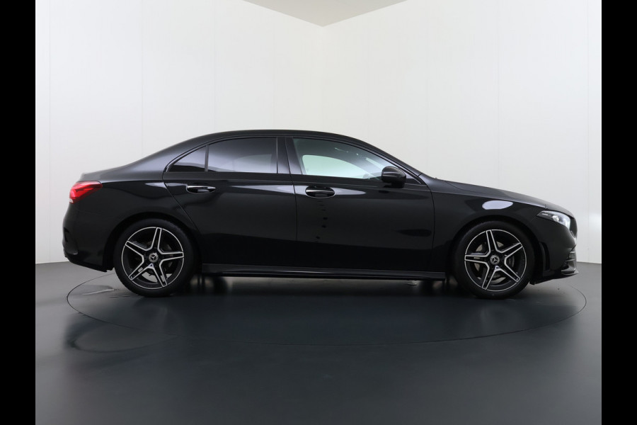 Mercedes-Benz A-Klasse 180 AUT-7 AMG Line Night Premium Stoelverwarming Camera Apple Carplay Android Auto Navi Ecc Keyless-go Pdc Cruise Control Regensensor Privacy Glas Led-High Performance Isofix Bluetooth DAB 1e Eigenaar Origineel Nederlandse Auto
