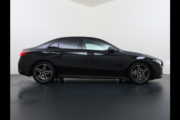 Mercedes-Benz A-Klasse 180 AUT-7 AMG Line Night Premium Stoelverwarming Camera Apple Carplay Android Auto Navi Ecc Keyless-go Pdc Cruise Control Regensensor Privacy Glas Led-High Performance Isofix Bluetooth DAB 1e Eigenaar Origineel Nederlandse Auto