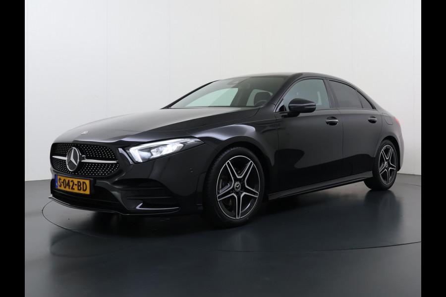 Mercedes-Benz A-Klasse 180 AUT-7 AMG Line Night Premium Stoelverwarming Camera Apple Carplay Android Auto Navi Ecc Keyless-go Pdc Cruise Control Regensensor Privacy Glas Led-High Performance Isofix Bluetooth DAB 1e Eigenaar Origineel Nederlandse Auto