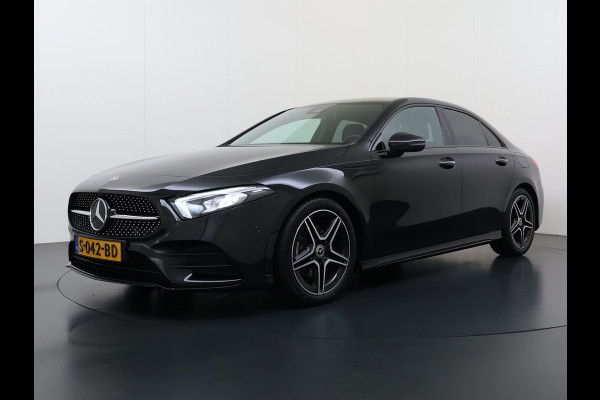 Mercedes-Benz A-Klasse 180 AUT-7 AMG Line Night Premium Stoelverwarming Camera Apple Carplay Android Auto Navi Ecc Keyless-go Pdc Cruise Control Regensensor Privacy Glas Led-High Performance Isofix Bluetooth DAB 1e Eigenaar Origineel Nederlandse Auto