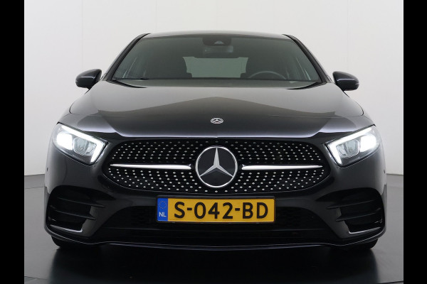 Mercedes-Benz A-Klasse 180 AUT-7 AMG Line Night Premium Stoelverwarming Camera Apple Carplay Android Auto Navi Ecc Keyless-go Pdc Cruise Control Regensensor Privacy Glas Led-High Performance Isofix Bluetooth DAB 1e Eigenaar Origineel Nederlandse Auto