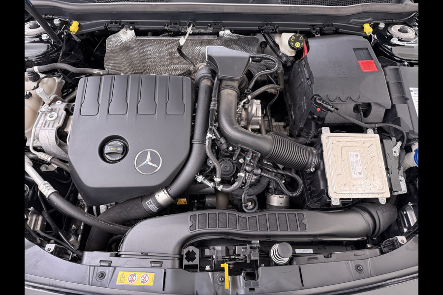 Mercedes-Benz A-Klasse 180 AUT-7 AMG Line Night Premium Stoelverwarming Camera Apple Carplay Android Auto Navi Ecc Keyless-go Pdc Cruise Control Regensensor Privacy Glas Led-High Performance Isofix Bluetooth DAB 1e Eigenaar Origineel Nederlandse Auto