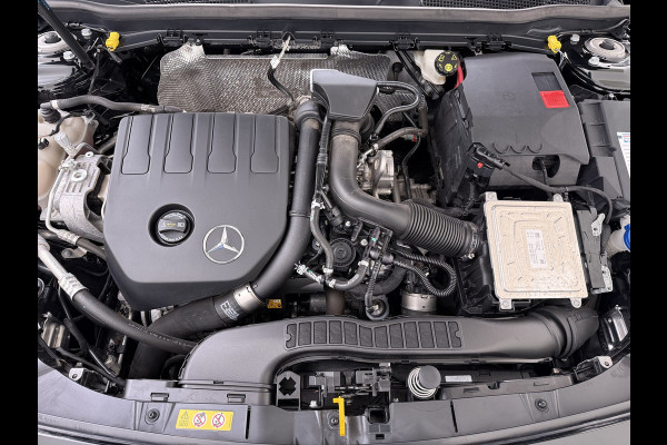 Mercedes-Benz A-Klasse 180 AUT-7 AMG Line Night Premium Stoelverwarming Camera Apple Carplay Android Auto Navi Ecc Keyless-go Pdc Cruise Control Regensensor Privacy Glas Led-High Performance Isofix Bluetooth DAB 1e Eigenaar Origineel Nederlandse Auto