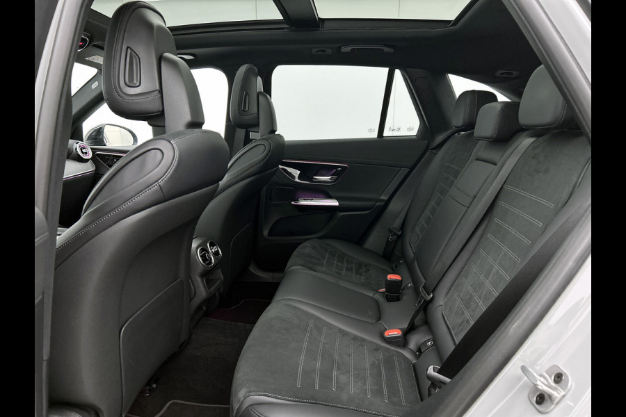 Mercedes-Benz GLC 300 e 4MATIC AMG Plug-In Hybride | AMG Premium Line | Night Pakket | Panoramadak | Digital Light | Memory Voorstoelen | 20 Inch AMG Velgen. Inclusief 24 maanden MB Certified garantie voor Europa.