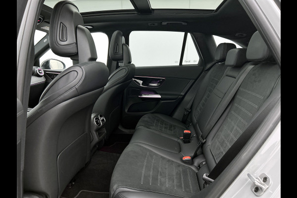 Mercedes-Benz GLC 300 e 4MATIC AMG Plug-In Hybride | AMG Premium Line | Night Pakket | Panoramadak | Digital Light | Memory Voorstoelen | 20 Inch AMG Velgen. Inclusief 24 maanden MB Certified garantie voor Europa.