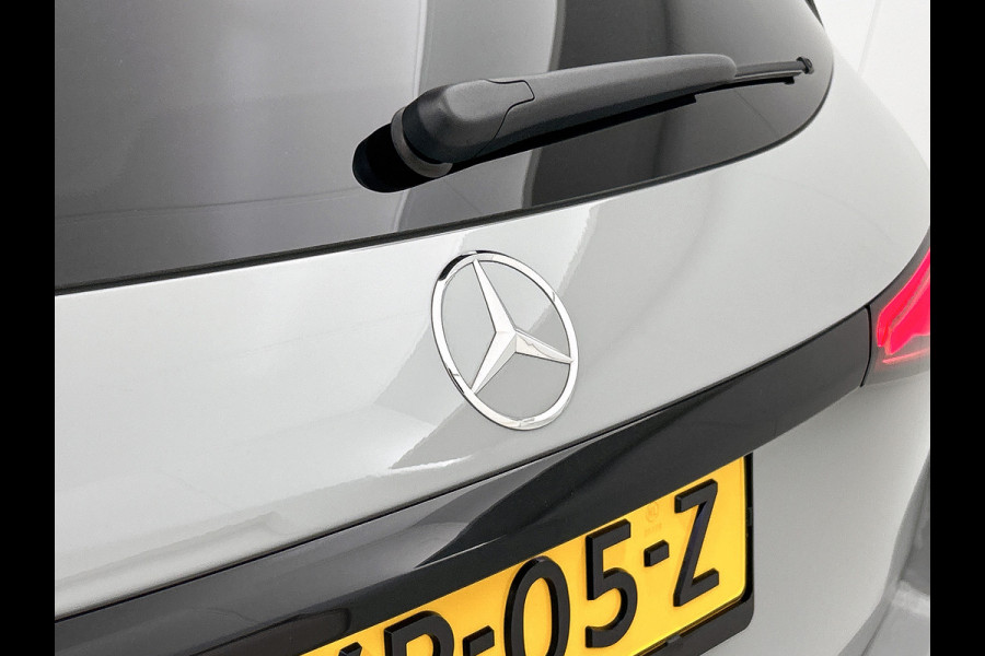 Mercedes-Benz GLC 300 e 4MATIC AMG Plug-In Hybride | AMG Premium Line | Night Pakket | Panoramadak | Digital Light | Memory Voorstoelen | 20 Inch AMG Velgen. Inclusief 24 maanden MB Certified garantie voor Europa.