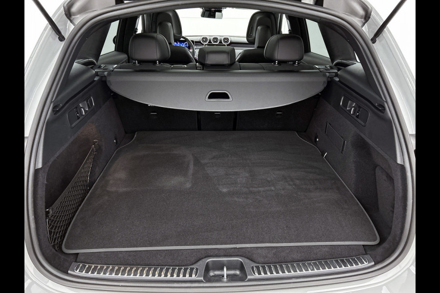 Mercedes-Benz GLC 300 e 4MATIC AMG Plug-In Hybride | AMG Premium Line | Night Pakket | Panoramadak | Digital Light | Memory Voorstoelen | 20 Inch AMG Velgen. Inclusief 24 maanden MB Certified garantie voor Europa.