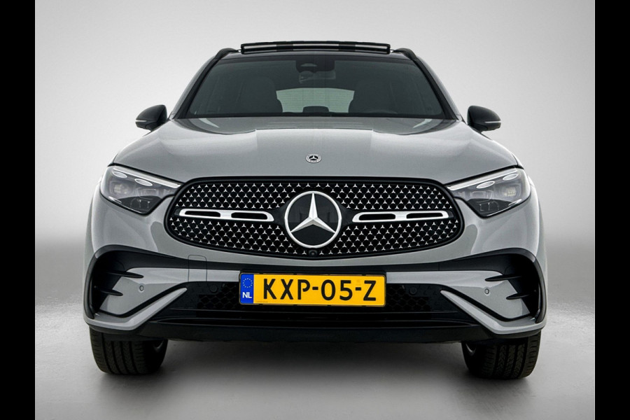 Mercedes-Benz GLC 300 e 4MATIC AMG Plug-In Hybride | AMG Premium Line | Night Pakket | Panoramadak | Digital Light | Memory Voorstoelen | 20 Inch AMG Velgen. Inclusief 24 maanden MB Certified garantie voor Europa.