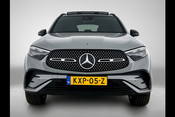 Mercedes-Benz GLC 300 e 4MATIC AMG Plug-In Hybride | AMG Premium Line | Night Pakket | Panoramadak | Digital Light | Memory Voorstoelen | 20 Inch AMG Velgen. Inclusief 24 maanden MB Certified garantie voor Europa.