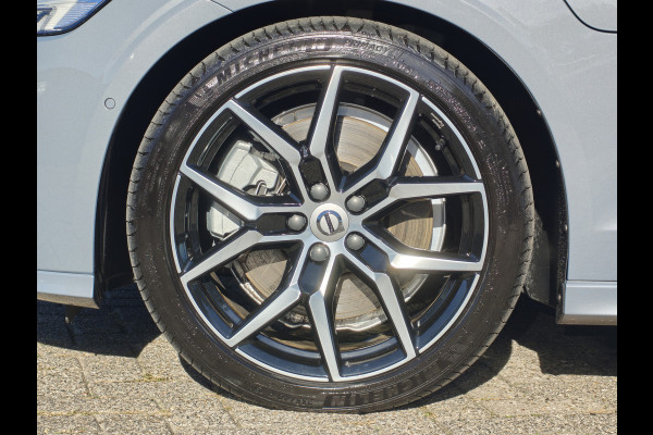 Volvo V60 T6 Plug-in hybrid AWD Ultimate Dark | 19" polestar velgen | Heico eindstuk uitlaat | Styling kit | HUD | Ventilatie + Massage stoelen | Panorama dak