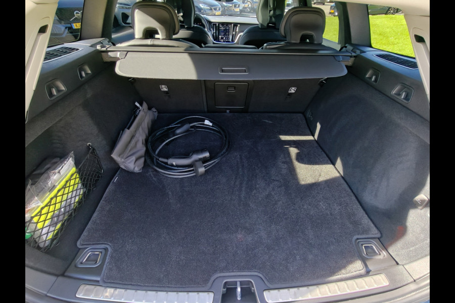 Volvo V60 T6 Plug-in hybrid AWD Ultimate Dark | 19" polestar velgen | Heico eindstuk uitlaat | Styling kit | HUD | Ventilatie + Massage stoelen | Panorama dak