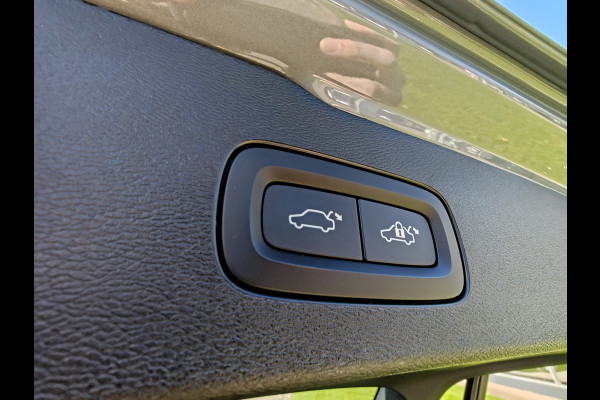 Volvo V60 T6 Plug-in hybrid AWD Ultimate Dark | 19" polestar velgen | Heico eindstuk uitlaat | Styling kit | HUD | Ventilatie + Massage stoelen | Panorama dak
