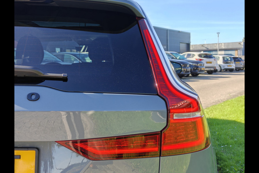 Volvo V60 T6 Plug-in hybrid AWD Ultimate Dark | 19" polestar velgen | Heico eindstuk uitlaat | Styling kit | HUD | Ventilatie + Massage stoelen | Panorama dak