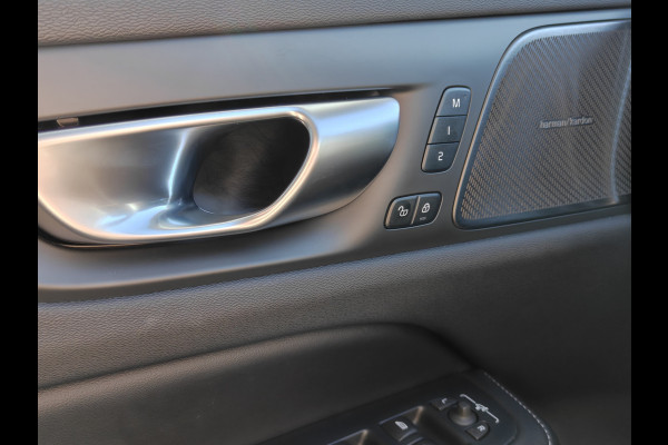 Volvo V60 T6 Plug-in hybrid AWD Ultimate Dark | 19" polestar velgen | Heico eindstuk uitlaat | Styling kit | HUD | Ventilatie + Massage stoelen | Panorama dak